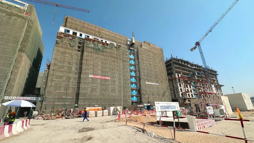 50℃高温的沙漠地带，CA88抹灰机器人在阿联酋“抹”出完美墙面