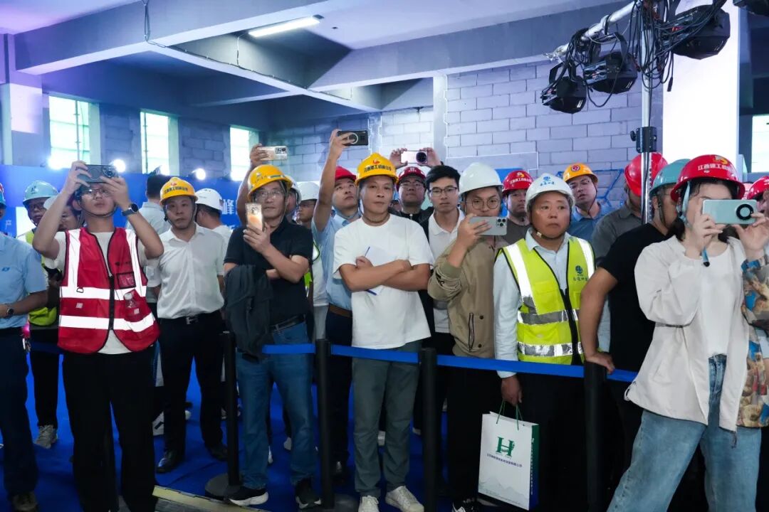 抹灰机器人vs传统人工：江西建工“CA88机器人&匠心手艺人技能大赛”在南京举行(图12)