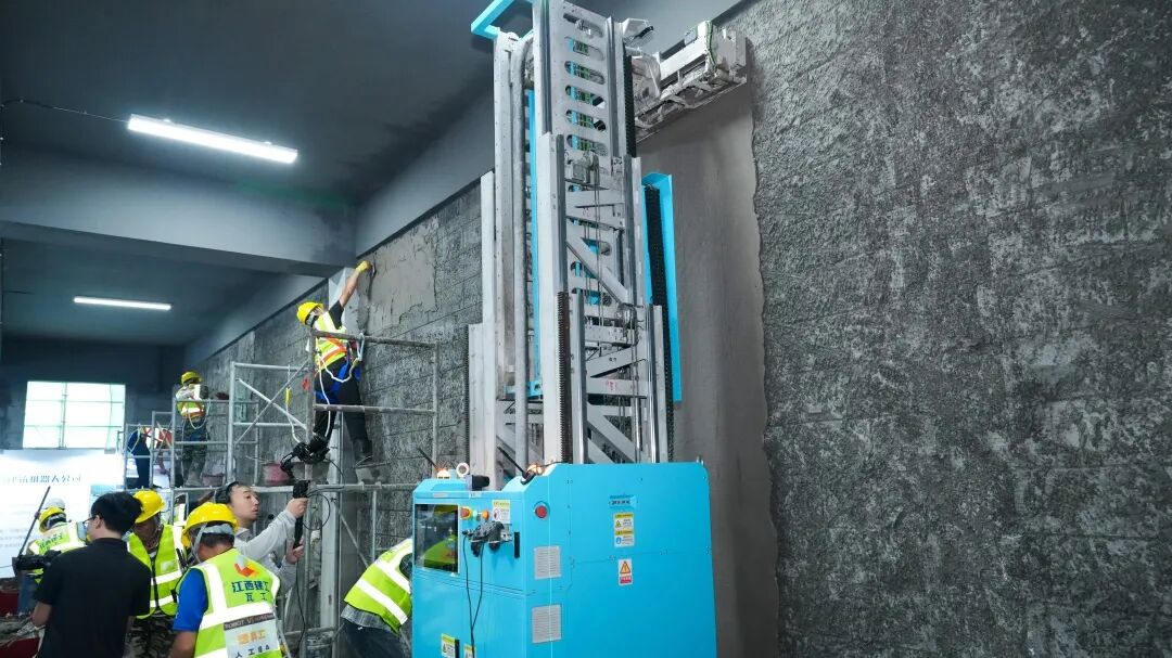 抹灰机器人vs传统人工：江西建工“CA88机器人&匠心手艺人技能大赛”在南京举行(图4)